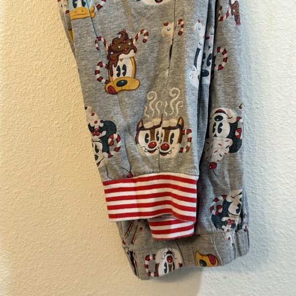 DISNEY MICKEY AND FRIENDS CHRISTMAS PAJAMAS🎄 - Picture 7 of 11